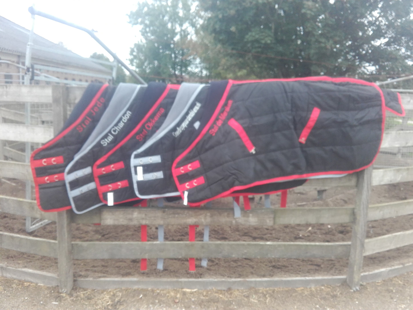 Staldeken luxe met fleecekraag (300gr) goedkopepaardendekens zwart met grijs