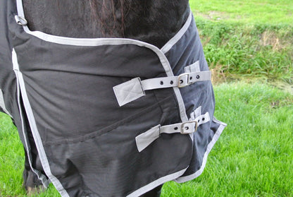 Regendeken 0 gram XL paardendeken, speciaal voor bredere paarden