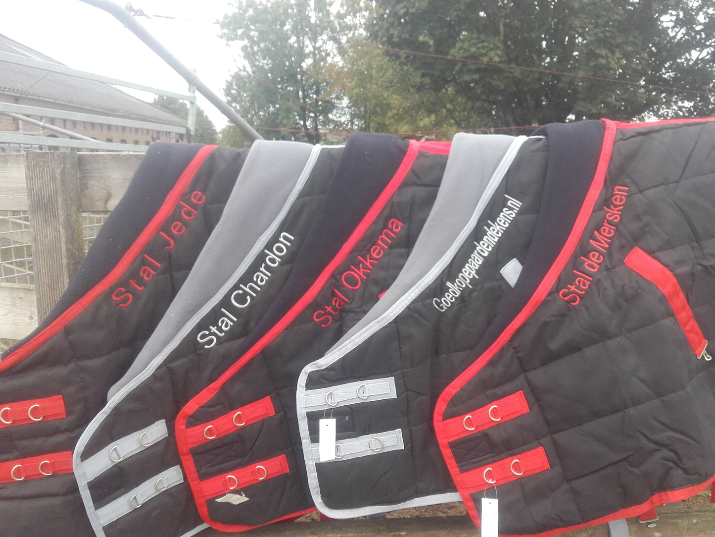 Staldeken luxe met fleecekraag (300gr) goedkopepaardendekens zwart met grijs