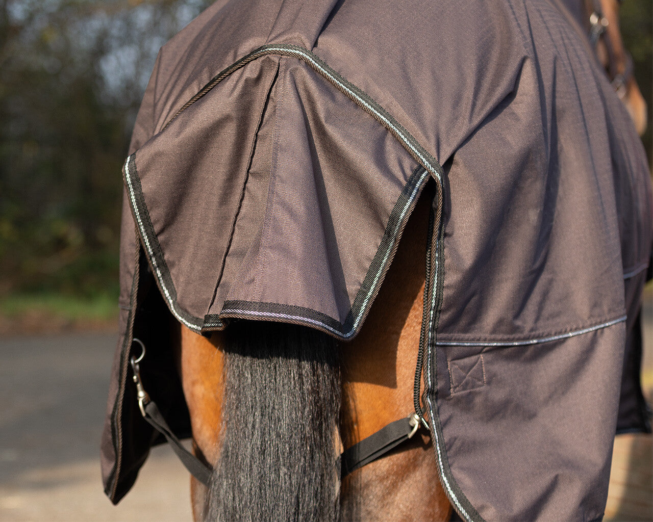 Couverture imperméable 300 grammes avec encolure fixe Crocodile Blanket.